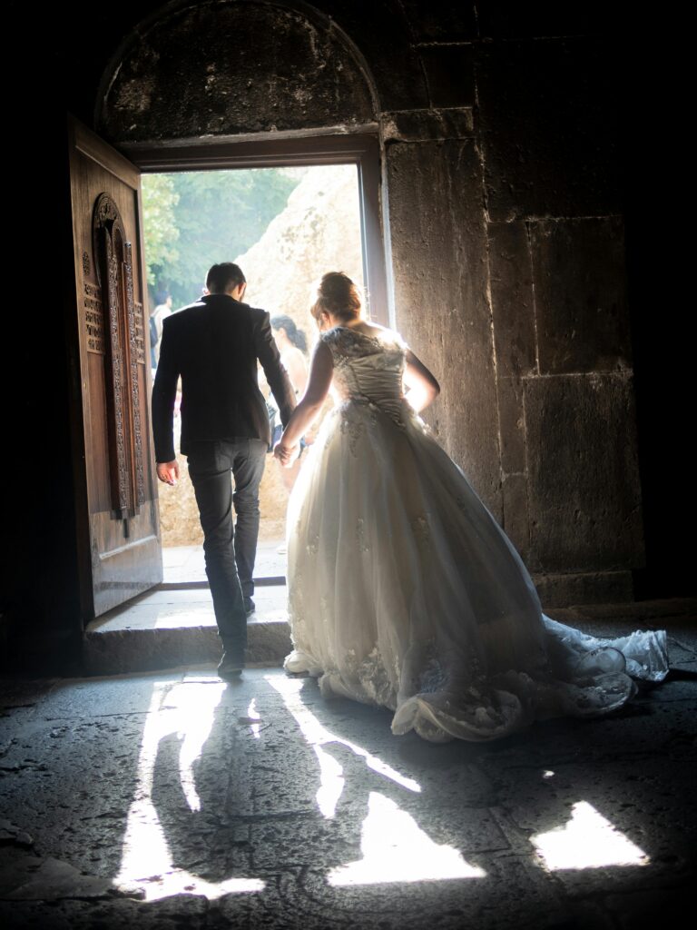 salida novios en boda por la iglesia