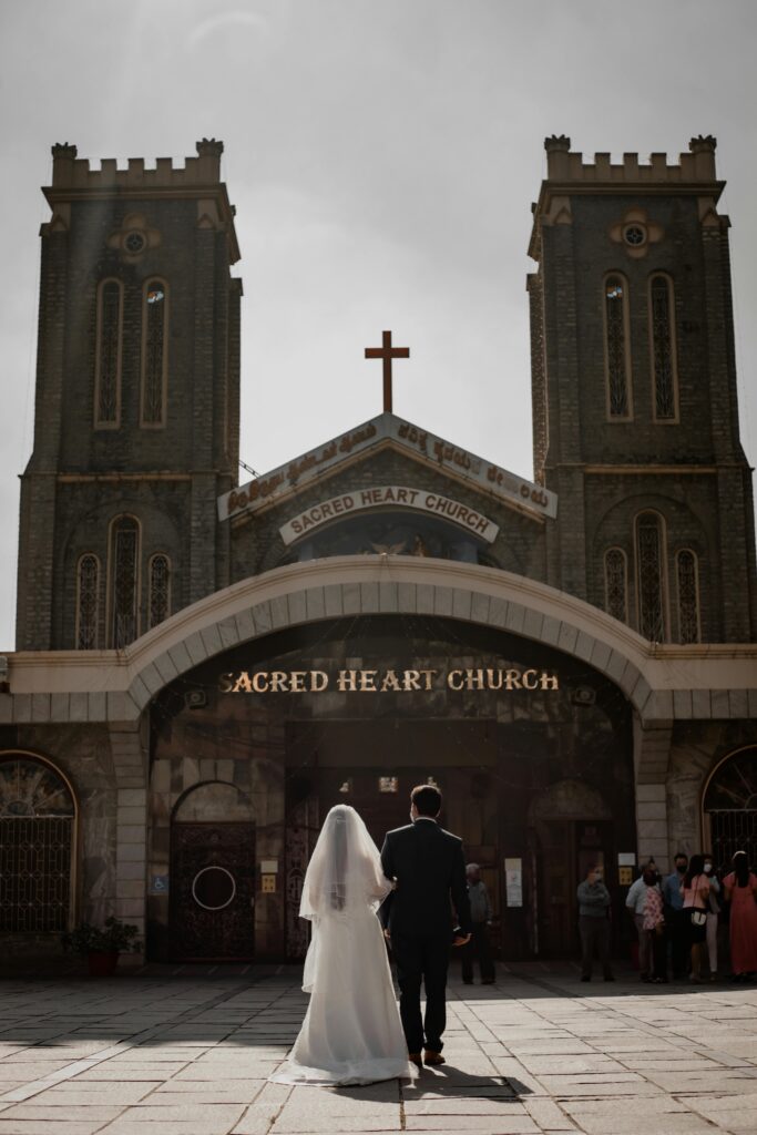 NOVIOS ENTRANDO A IGLESIA PARA BODA