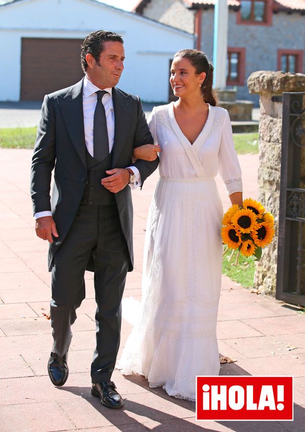 Primera Boda de Marta Pombo en 2020 con un Ramo de Girasoles. Creditos: Revista HOLA