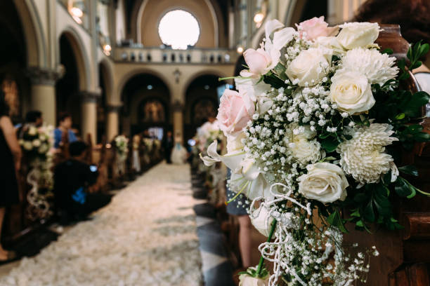 decoración bancos iglesia. Decoración con flores y cintas