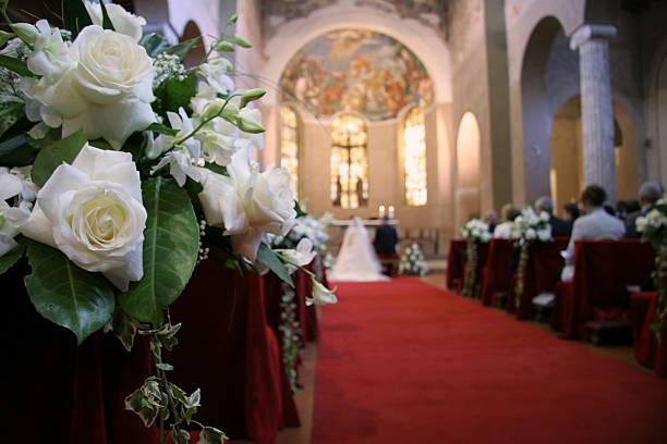 decoración bancos iglesia. Decoración con flores y cintas