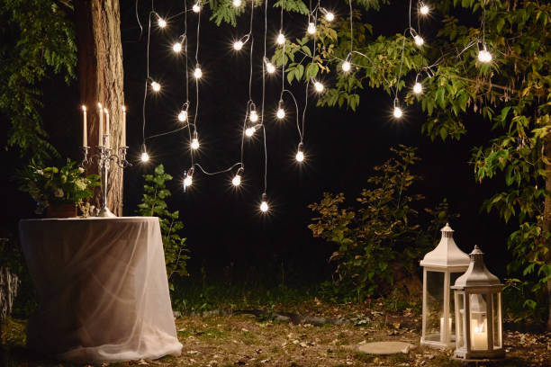 luces LED verticales y farolillos para decorar boda en la montaña al aire libre