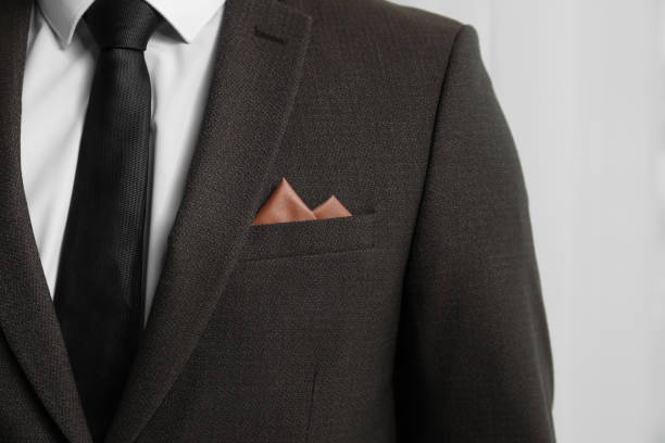 novio con traje negro y detalle de pañuelo color marrón