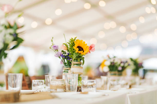 centro de mesa en convite decorado con girasoles, decoración boda, tendencia en bodas, flores para boda