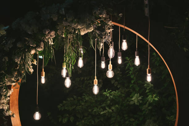 arco de madera con luces LED verticales para decorar espacio boda