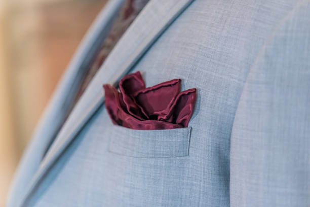 novio con traje color azul claro con detalle pañuelo color granate