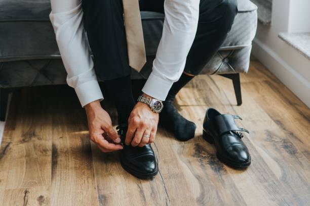 novio con traje negro y zapatos negros de solapa