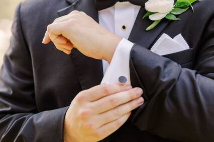 traje de novio en color negro con gemelo en color gris oscuro y detalle en oro