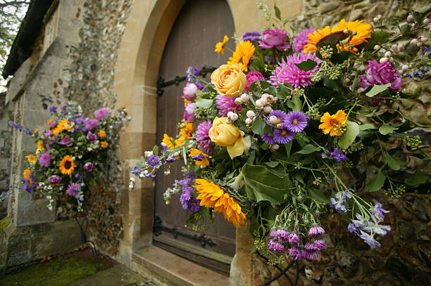 entrada a la iglesia decorada con flores, girasoles y follaje, decoración iglesia con flores, decoración flores, decoración boda