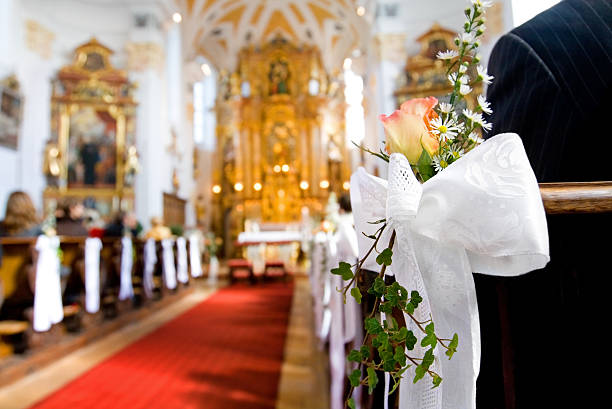 decoración bancos iglesia. Decoración con flores y cintas