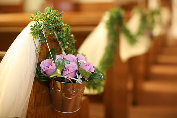 decoración bancos iglesia. Decoración con flores y cestas metálica