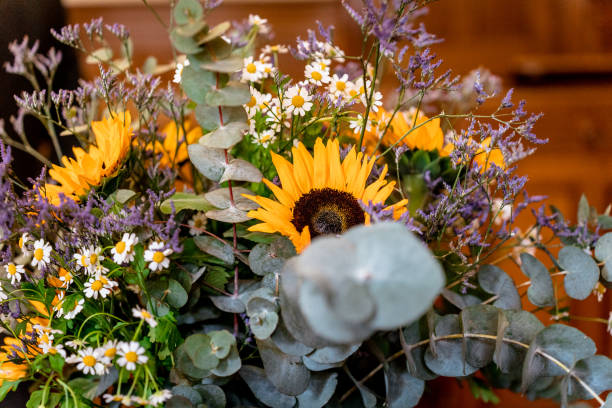 Girasoles con Eucalipto y Flores