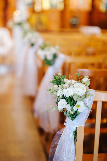 decoración bancos iglesia. Decoración con flores blancas y cintas