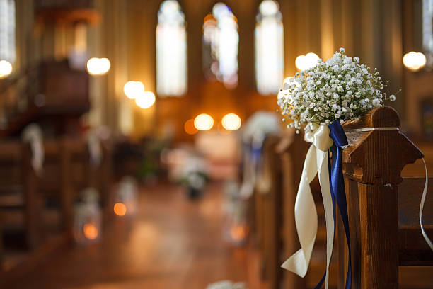 decoración bancos iglesia. Decoración con flores y cintas blancas y azules