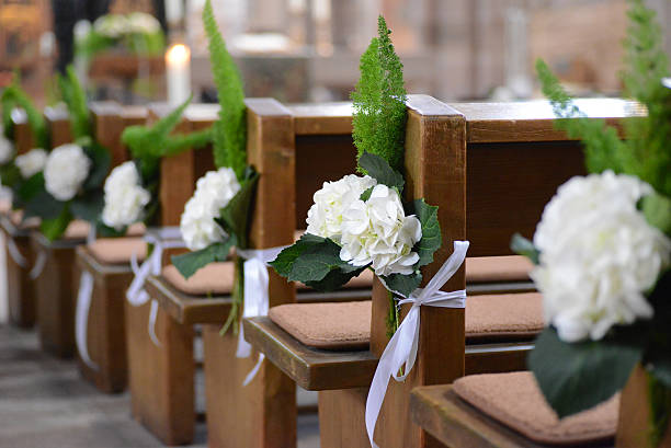 decoración bancos iglesia. Decoración con flores y cintas