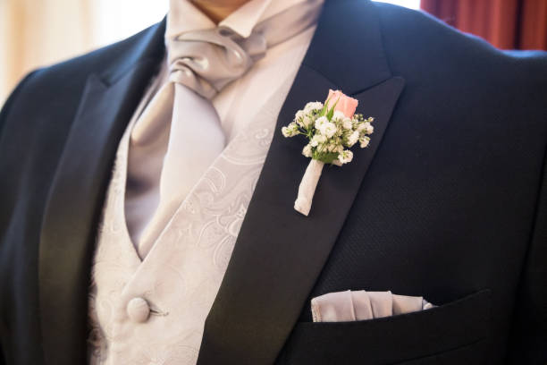 traje de novio negro con corbata en color gris a juego con chaleco, novio boda