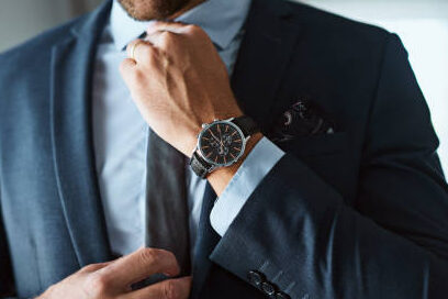 Novio con traje azul oscuro y reloj de cuero negro y esfera negra