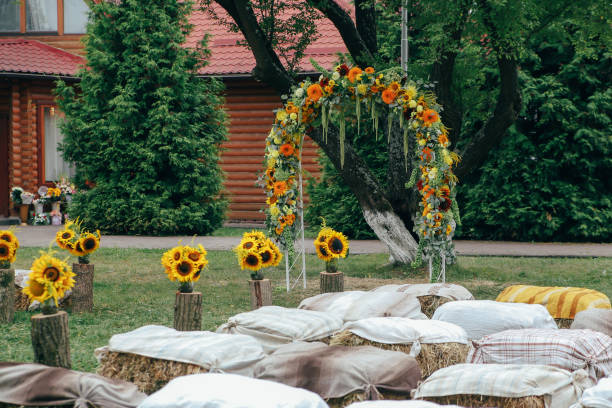 arco floral decorado con girasoles y pasillo hacia el altar con ramos de girasoles, decoración iglesia con flores, decoración flores, decoración boda