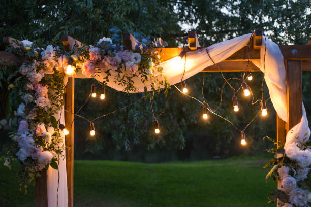 luces LED pequeñas para decorar arco floral en boda