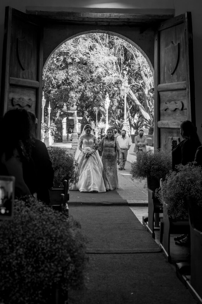 entrada de la novia en boda por la iglesia