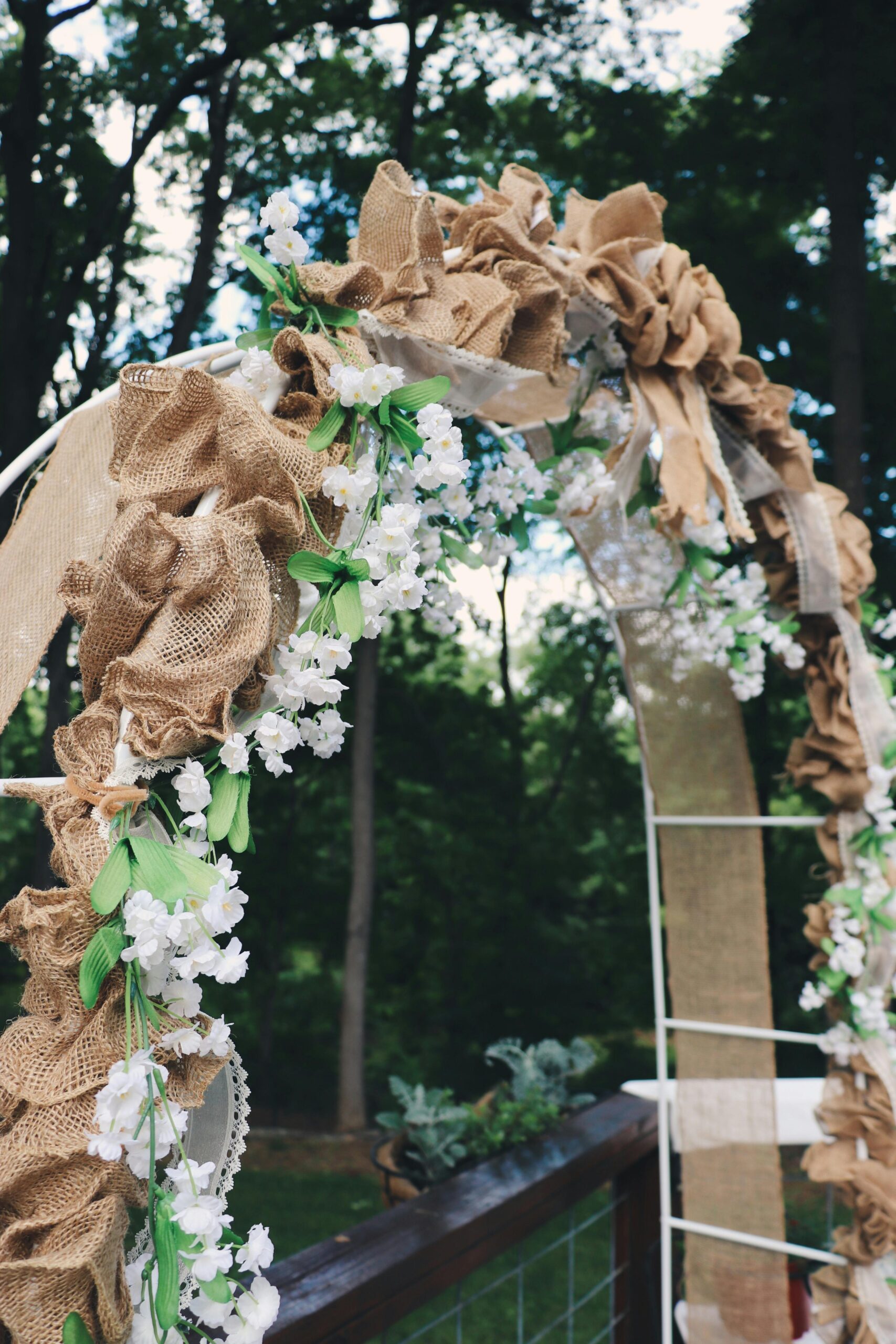 arco floral boda, decoracion boda, flores para boda, como decorar una boda, boda al aire libre, telas para boda