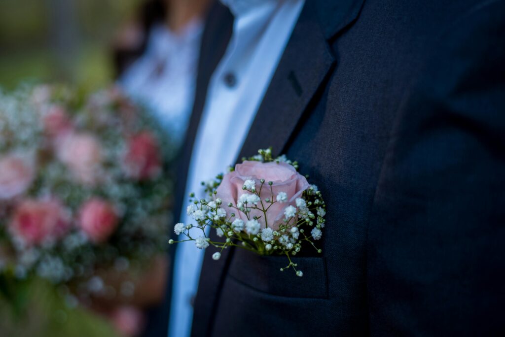 Boutonniere de rosa color rosa y paniculata blanca