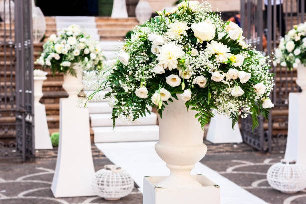 macetero blanco con flores, flores boda, decoración boda, decoración iglesia boda