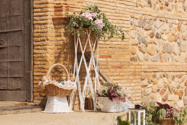 cesta para boda, decoracion entrada boda, decoracion entrada iglesia, flores iglesia, flores boda