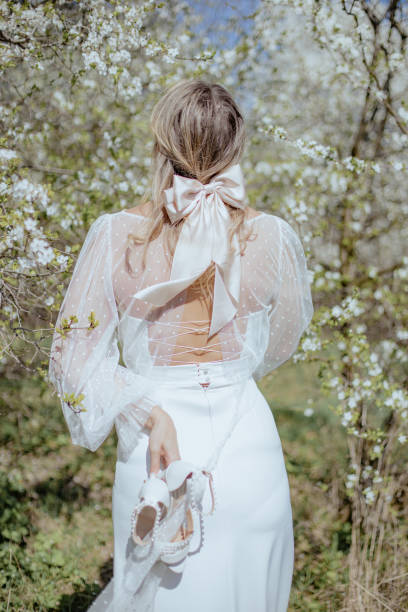 vestido de novia minimalista, vestido de novia sencillo, boda minimalista, decorar boda, como vestir para una boda sencilla, boda sencilla, tendencia boda